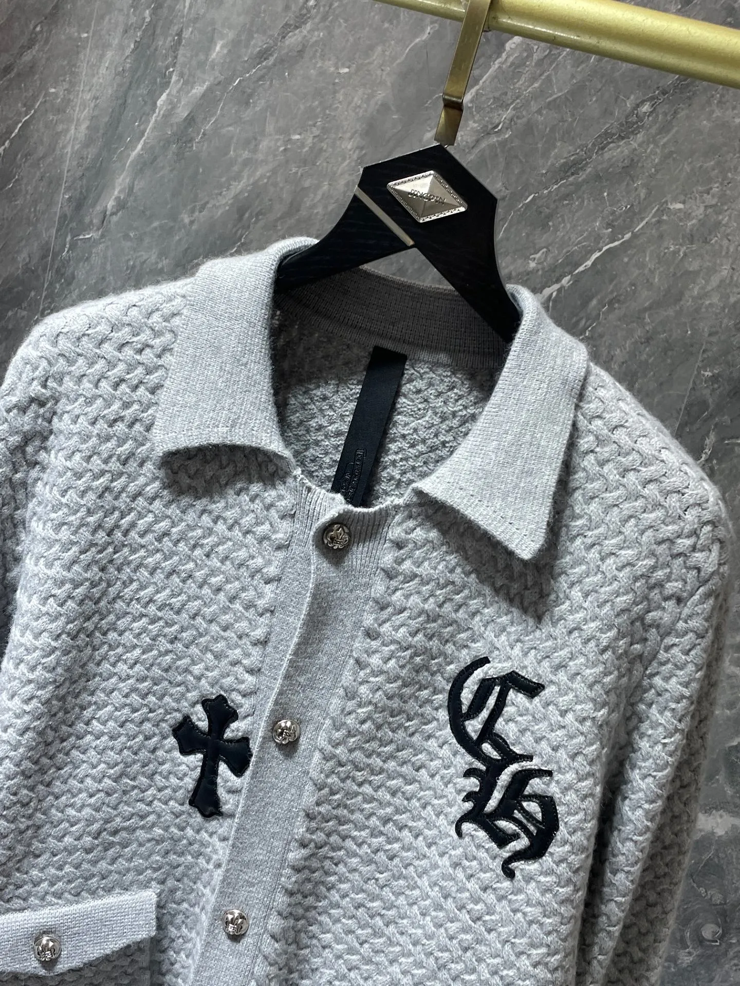 P296 Chrome Hearts sweater series Chrome waffle plaid leather cardigan sweater. Selected high-quality lamb wool high-weight fabric. Customized Chrome Hearts hardware buttons ➕ Leather label embroidery. Not the ordinary version on the market! ! Fashionable high-street must-have for men and women Recommended color: black Gray Size: S, M, L, XL